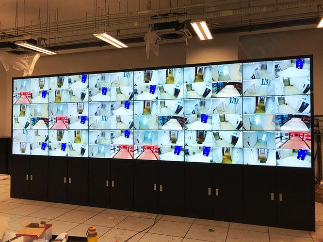 基地量身定制了一套3×6拼接的落地机柜式液晶拼接屏监控系统电视墙